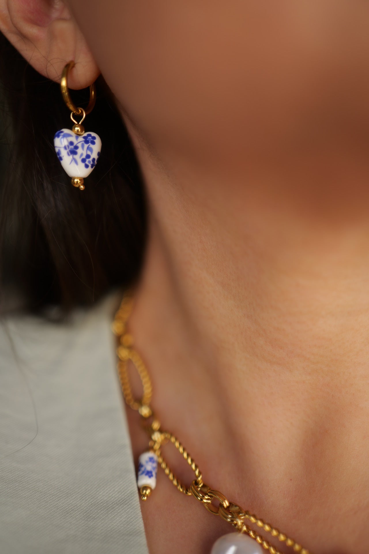 Yun 18K Gold Non-Tarnish Ceramic Floral Heart Dangle Earring
