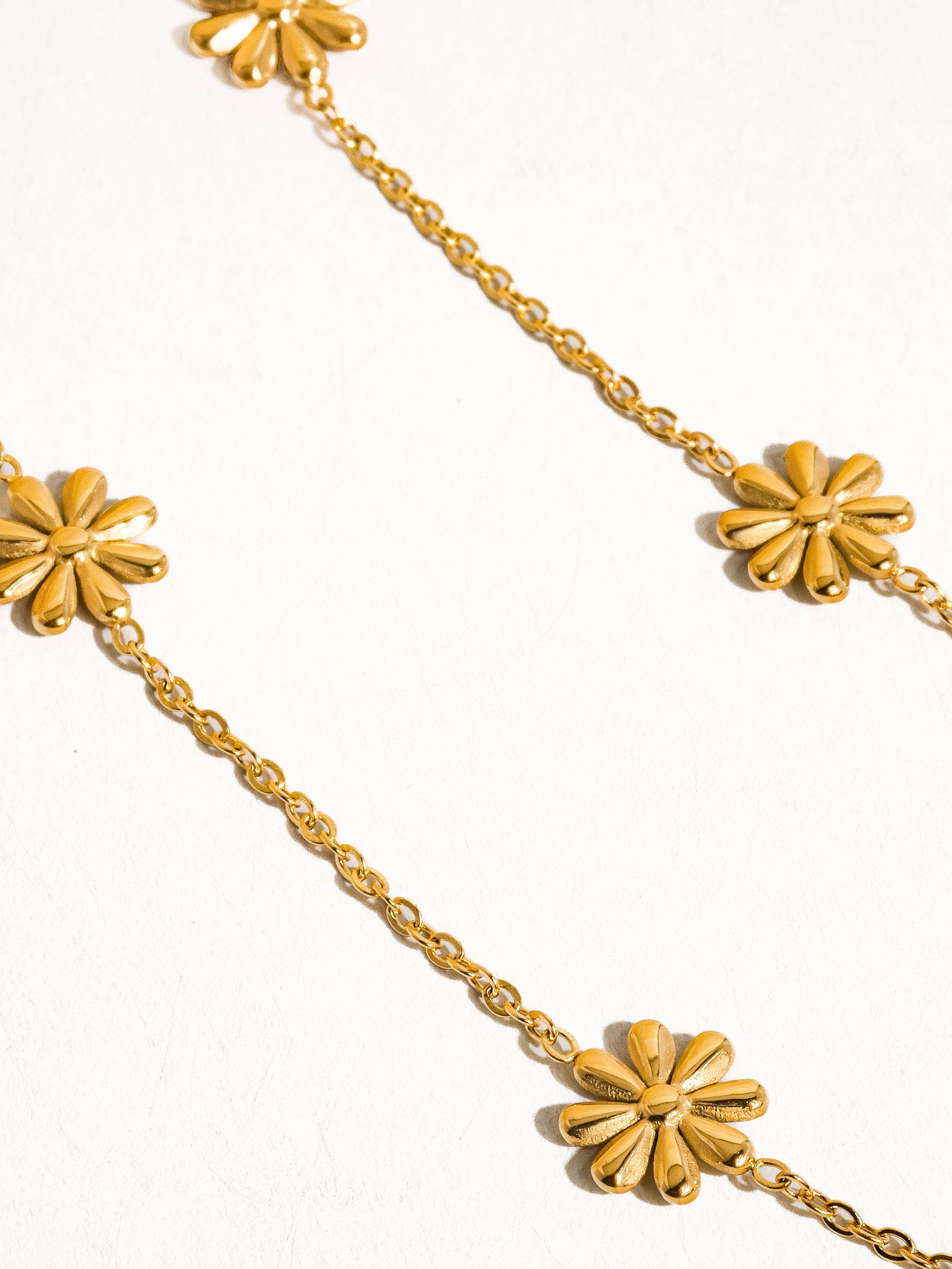 Sundown Non-Tarnish Daisy Chain Necklace