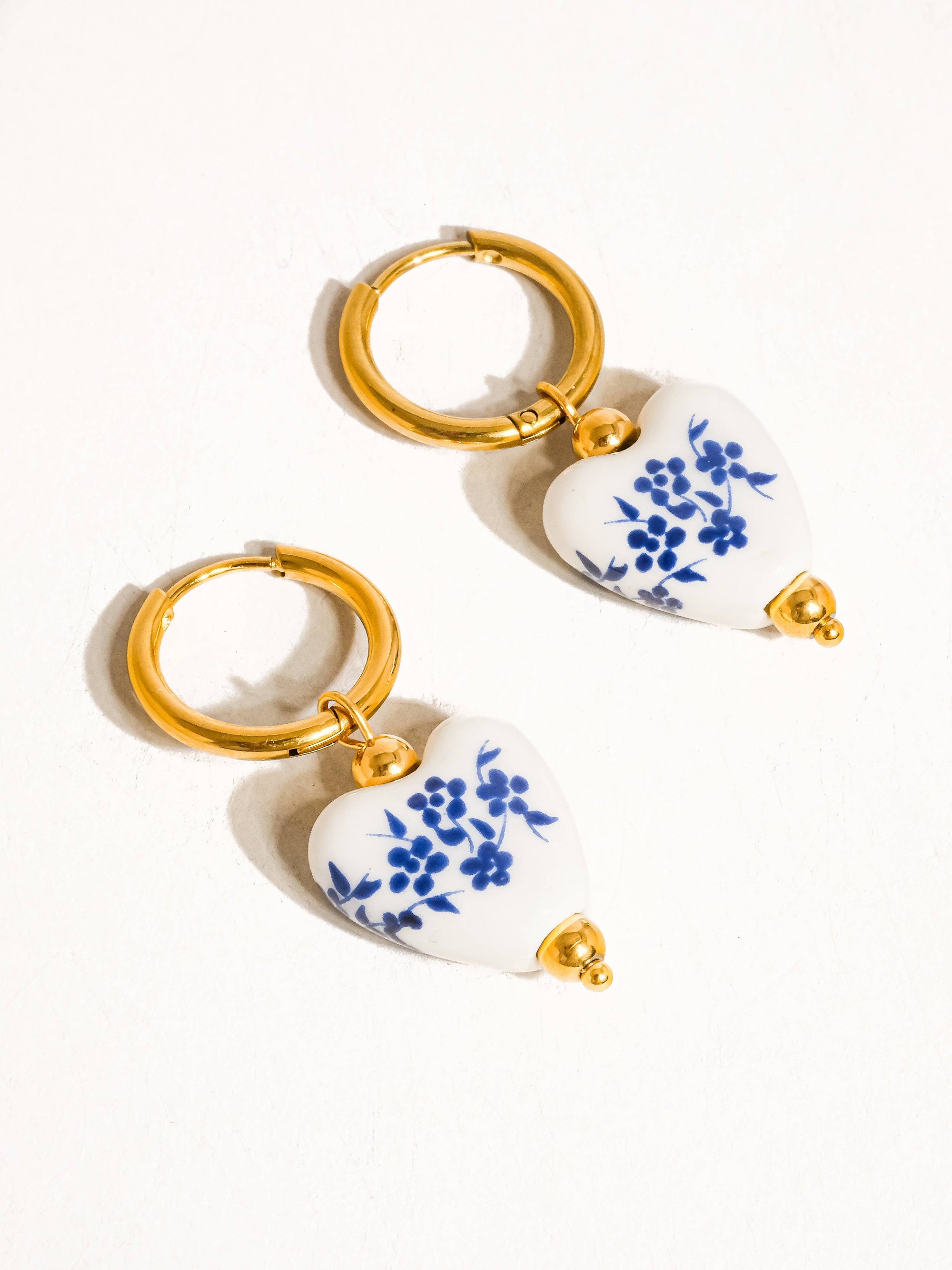 Yun 18K Gold Non-Tarnish Ceramic Floral Heart Dangle Earring