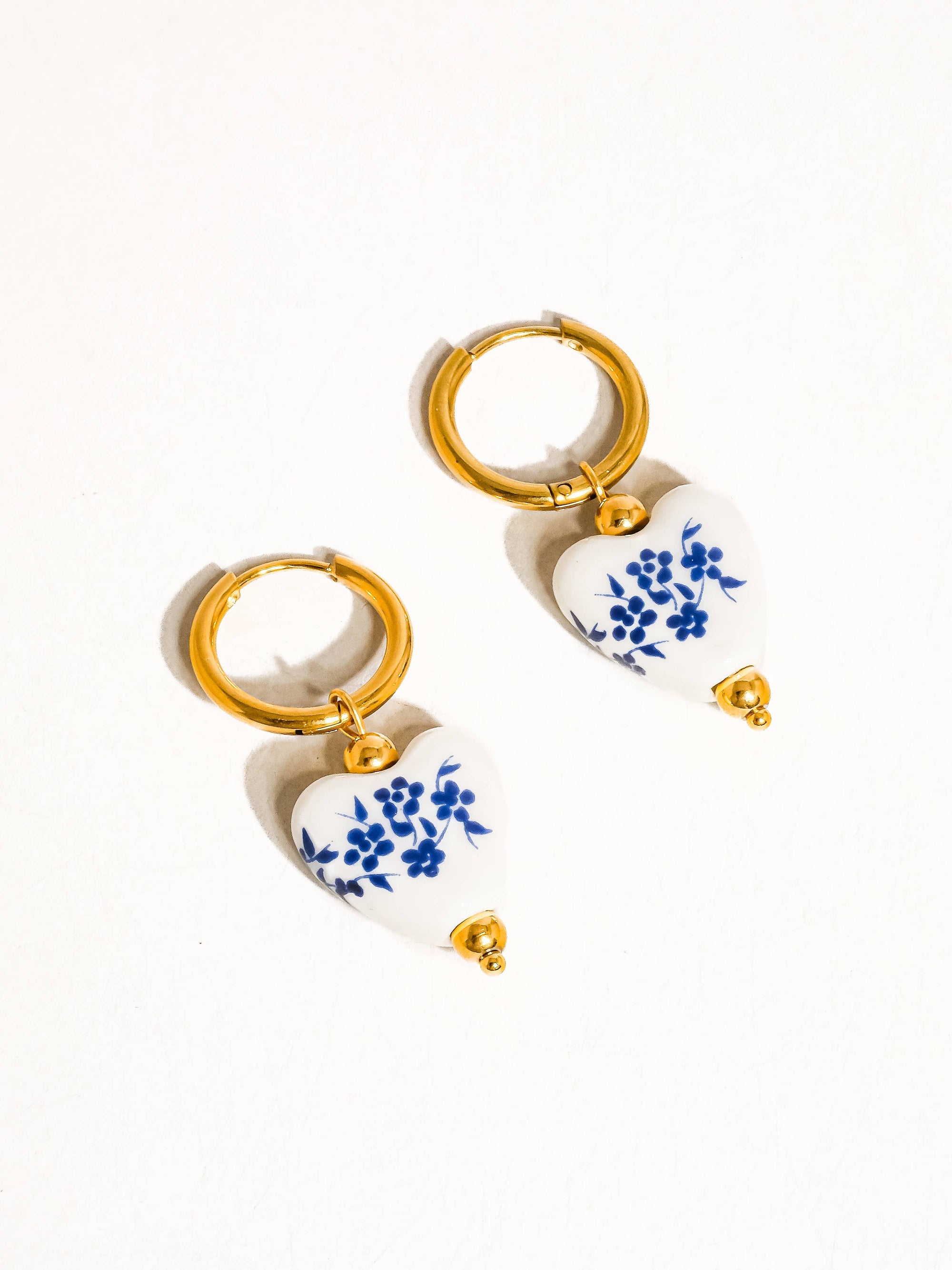 Yun 18K Gold Non-Tarnish Ceramic Floral Heart Dangle Earring